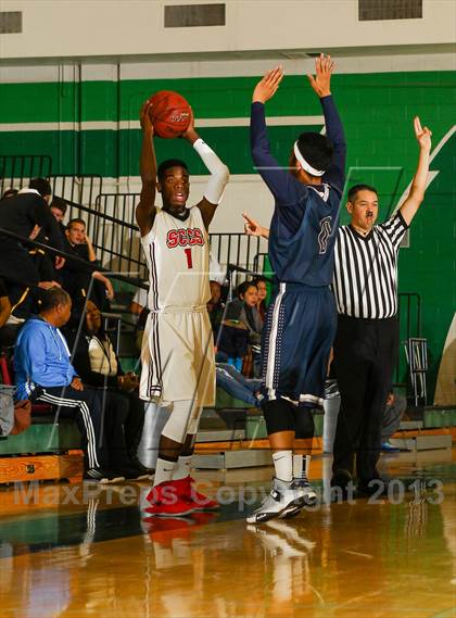 Thumbnail 3 in St. Genevieve vs. Santa Clarita Christian (Canyon Classic) photogallery.