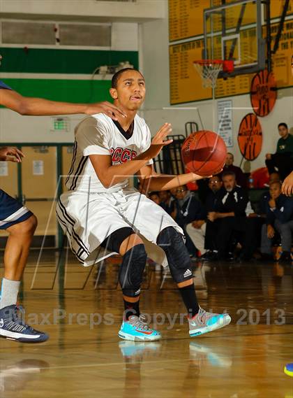 Thumbnail 3 in St. Genevieve vs. Santa Clarita Christian (Canyon Classic) photogallery.