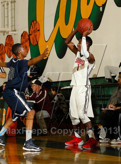 Thumbnail 3 in St. Genevieve vs. Santa Clarita Christian (Canyon Classic) photogallery.