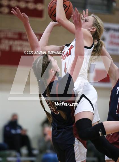 Thumbnail 3 in Hart vs Eagle Rock (West coast Tournament) photogallery.
