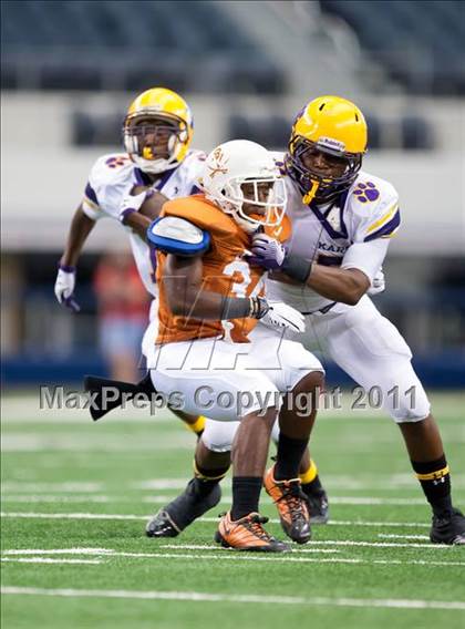 Thumbnail 1 in Karr vs. Bowie (Kirk Herbstreit National Kickoff Classic) photogallery.