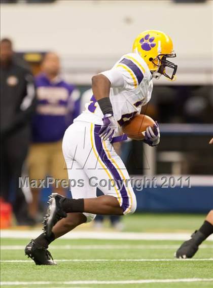 Thumbnail 1 in Karr vs. Bowie (Kirk Herbstreit National Kickoff Classic) photogallery.