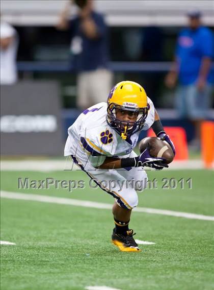 Thumbnail 1 in Karr vs. Bowie (Kirk Herbstreit National Kickoff Classic) photogallery.