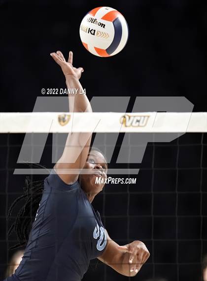 Thumbnail 3 in First Colonial vs. Midlothian (VHSL Class 5 State Final) photogallery.