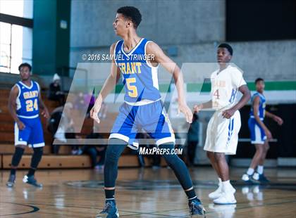 Thumbnail 3 in Grant vs. Oakland Tech (Oakland Legends Classic) photogallery.