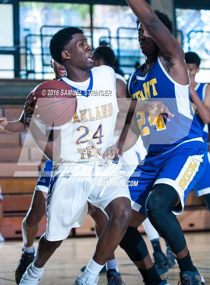 Thumbnail 2 in Grant vs. Oakland Tech (Oakland Legends Classic) photogallery.