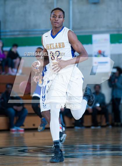 Thumbnail 3 in Grant vs. Oakland Tech (Oakland Legends Classic) photogallery.