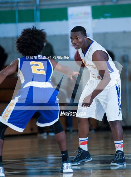 Thumbnail 2 in Grant vs. Oakland Tech (Oakland Legends Classic) photogallery.