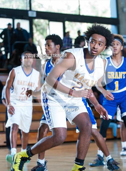 Thumbnail 1 in Grant vs. Oakland Tech (Oakland Legends Classic) photogallery.