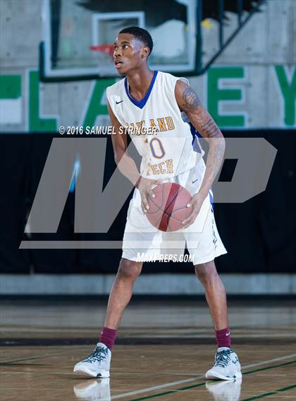 Thumbnail 2 in Grant vs. Oakland Tech (Oakland Legends Classic) photogallery.