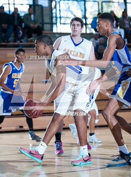 Thumbnail 3 in Grant vs. Oakland Tech (Oakland Legends Classic) photogallery.
