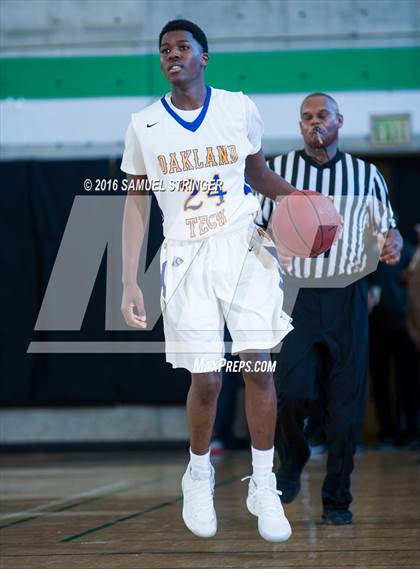 Thumbnail 1 in Grant vs. Oakland Tech (Oakland Legends Classic) photogallery.