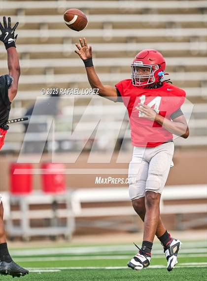 Thumbnail 1 in North Shore (Inter-squad Scrimmage) photogallery.