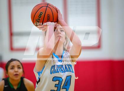 Thumbnail 3 in Farmington vs. Cleveland (Albuquerque Academy Joe Armijo Basketball Classic) photogallery.