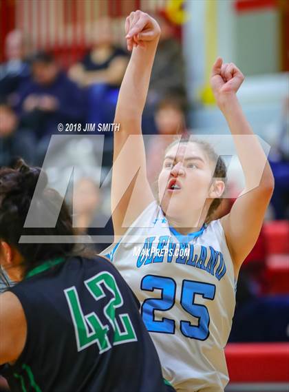 Thumbnail 3 in Farmington vs. Cleveland (Albuquerque Academy Joe Armijo Basketball Classic) photogallery.