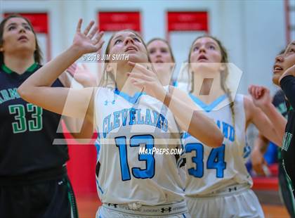 Thumbnail 3 in Farmington vs. Cleveland (Albuquerque Academy Joe Armijo Basketball Classic) photogallery.