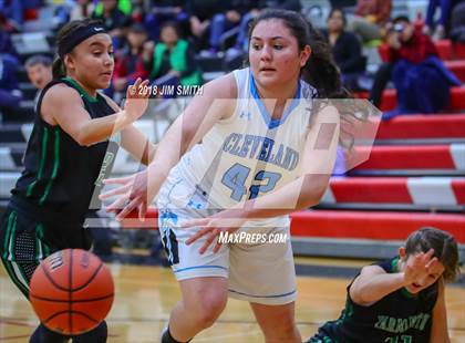 Thumbnail 1 in Farmington vs. Cleveland (Albuquerque Academy Joe Armijo Basketball Classic) photogallery.