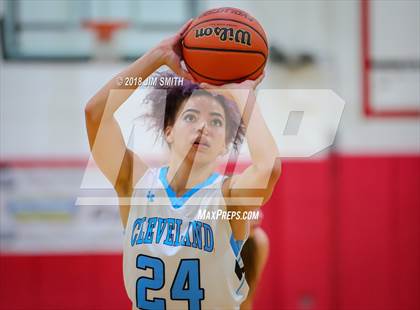 Thumbnail 3 in Farmington vs. Cleveland (Albuquerque Academy Joe Armijo Basketball Classic) photogallery.