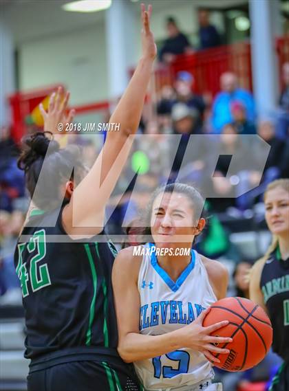 Thumbnail 3 in Farmington vs. Cleveland (Albuquerque Academy Joe Armijo Basketball Classic) photogallery.