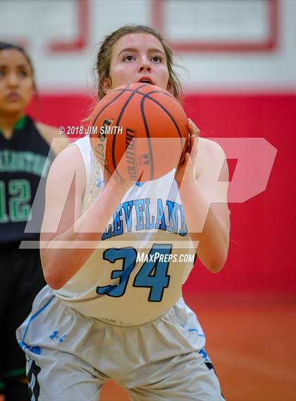 Thumbnail 1 in Farmington vs. Cleveland (Albuquerque Academy Joe Armijo Basketball Classic) photogallery.