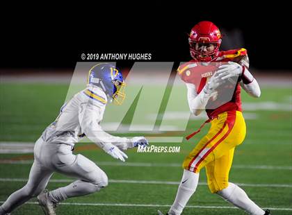 Thumbnail 2 in Chaminade vs. Kellenberg Memorial (NYCHSFL Class AA-1 Final photogallery.