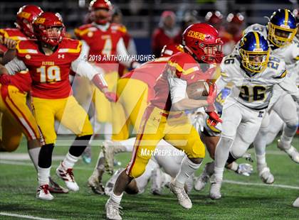 Thumbnail 3 in Chaminade vs. Kellenberg Memorial (NYCHSFL Class AA-1 Final photogallery.