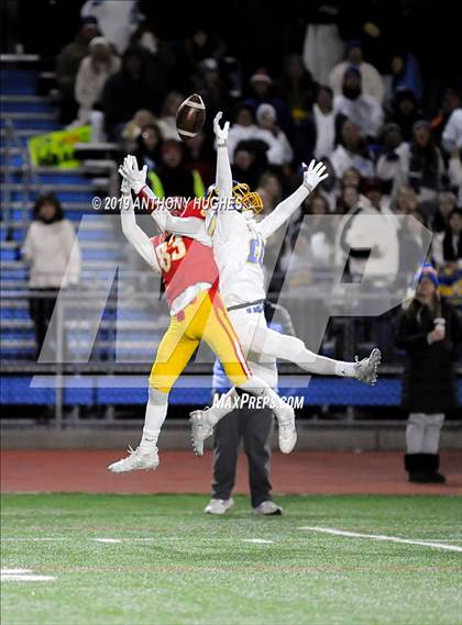 Thumbnail 3 in Chaminade vs. Kellenberg Memorial (NYCHSFL Class AA-1 Final photogallery.