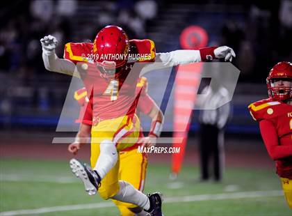 Thumbnail 3 in Chaminade vs. Kellenberg Memorial (NYCHSFL Class AA-1 Final photogallery.