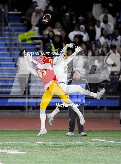 Thumbnail 1 in Chaminade vs. Kellenberg Memorial (NYCHSFL Class AA-1 Final photogallery.