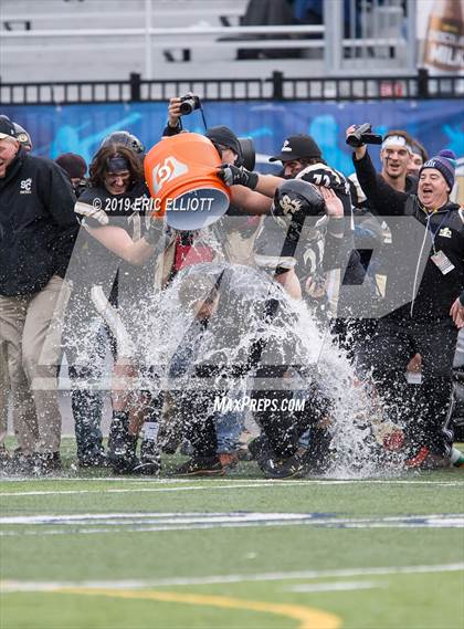 Thumbnail 2 in Avonworth vs. Southern Columbia Area (PIAA 2A Championship) photogallery.