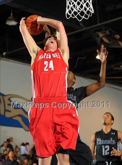 Thumbnail 2 in Mater Dei vs. Lincoln (MaxPreps Holiday Classic) photogallery.