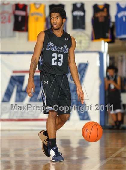 Thumbnail 1 in Mater Dei vs. Lincoln (MaxPreps Holiday Classic) photogallery.