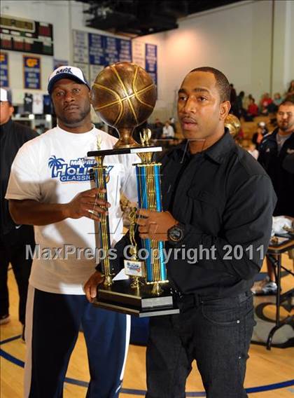 Thumbnail 3 in Mater Dei vs. Lincoln (MaxPreps Holiday Classic) photogallery.