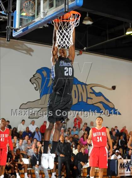 Thumbnail 2 in Mater Dei vs. Lincoln (MaxPreps Holiday Classic) photogallery.