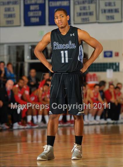 Thumbnail 3 in Mater Dei vs. Lincoln (MaxPreps Holiday Classic) photogallery.