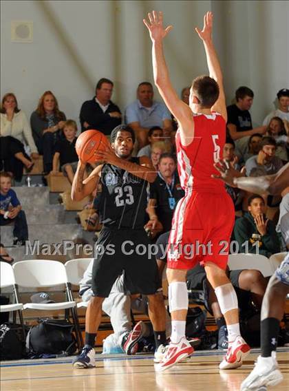 Thumbnail 3 in Mater Dei vs. Lincoln (MaxPreps Holiday Classic) photogallery.