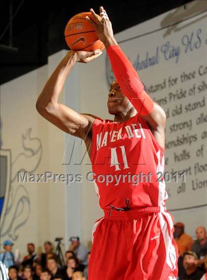 Thumbnail 3 in Mater Dei vs. Lincoln (MaxPreps Holiday Classic) photogallery.