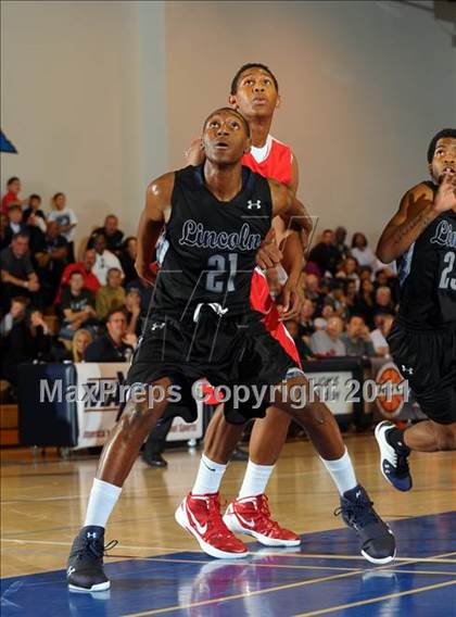 Thumbnail 2 in Mater Dei vs. Lincoln (MaxPreps Holiday Classic) photogallery.
