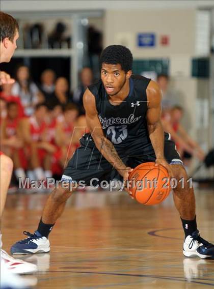 Thumbnail 3 in Mater Dei vs. Lincoln (MaxPreps Holiday Classic) photogallery.