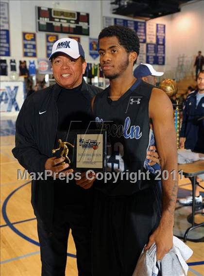 Thumbnail 1 in Mater Dei vs. Lincoln (MaxPreps Holiday Classic) photogallery.