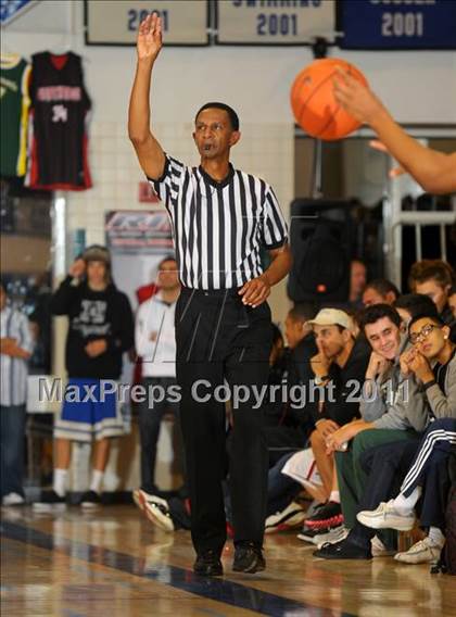 Thumbnail 2 in Mater Dei vs. Lincoln (MaxPreps Holiday Classic) photogallery.