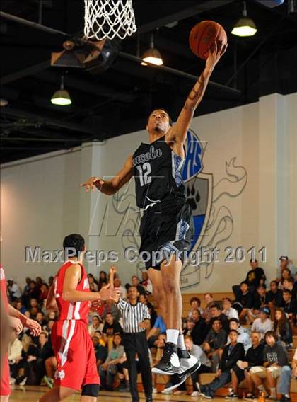 Thumbnail 3 in Mater Dei vs. Lincoln (MaxPreps Holiday Classic) photogallery.