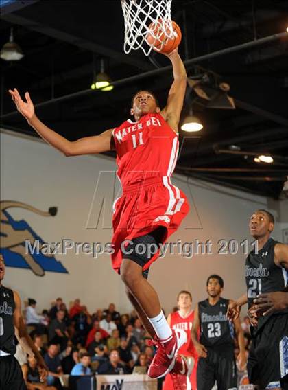 Thumbnail 1 in Mater Dei vs. Lincoln (MaxPreps Holiday Classic) photogallery.