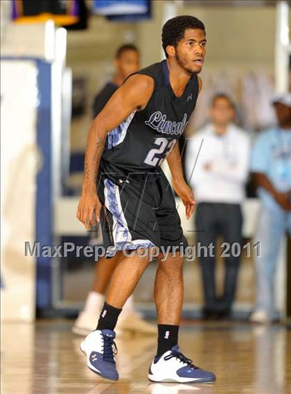 Thumbnail 3 in Mater Dei vs. Lincoln (MaxPreps Holiday Classic) photogallery.