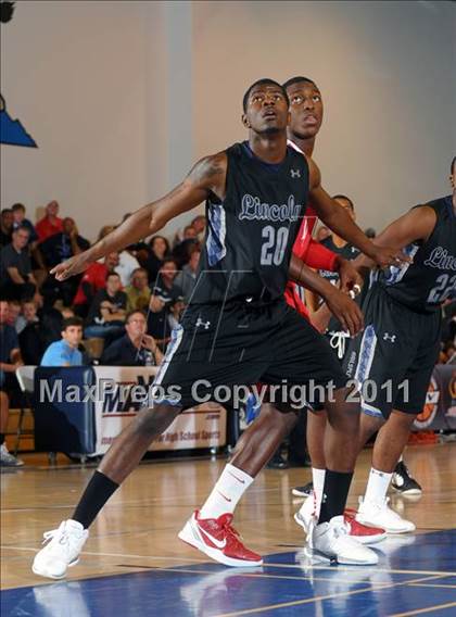 Thumbnail 3 in Mater Dei vs. Lincoln (MaxPreps Holiday Classic) photogallery.