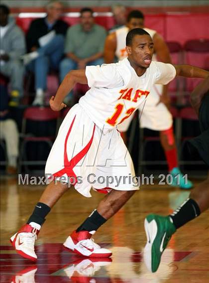 Thumbnail 2 in De La Salle vs. Taft (Nike Extravaganza) photogallery.