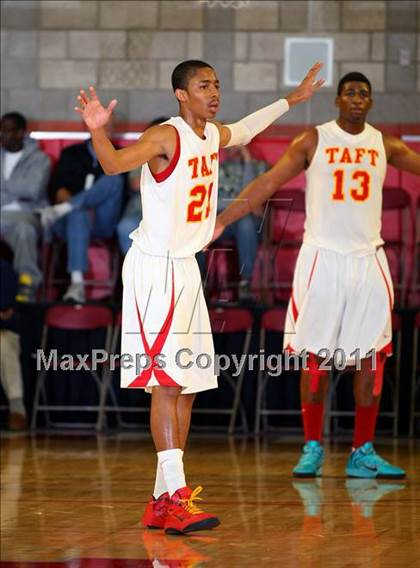 Thumbnail 1 in De La Salle vs. Taft (Nike Extravaganza) photogallery.