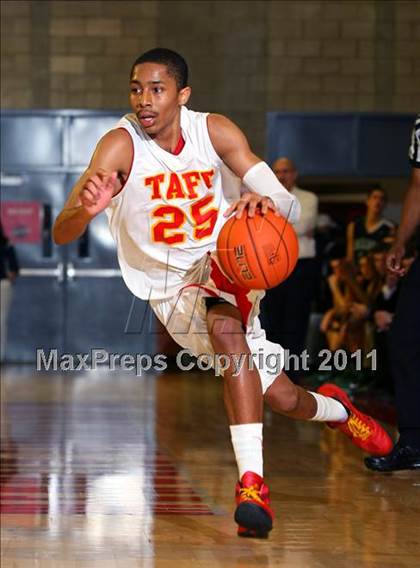 Thumbnail 1 in De La Salle vs. Taft (Nike Extravaganza) photogallery.