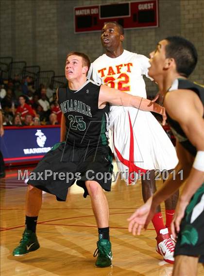 Thumbnail 1 in De La Salle vs. Taft (Nike Extravaganza) photogallery.
