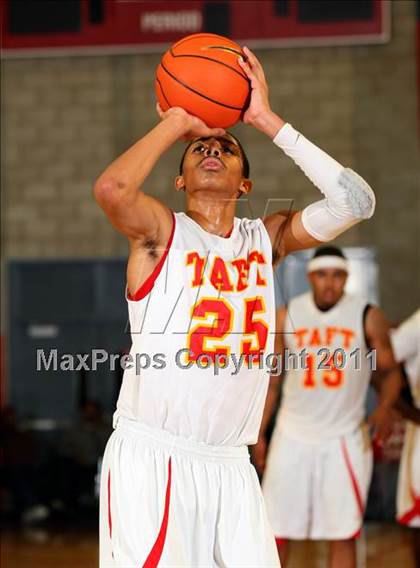 Thumbnail 3 in De La Salle vs. Taft (Nike Extravaganza) photogallery.